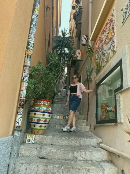 Eva, 35