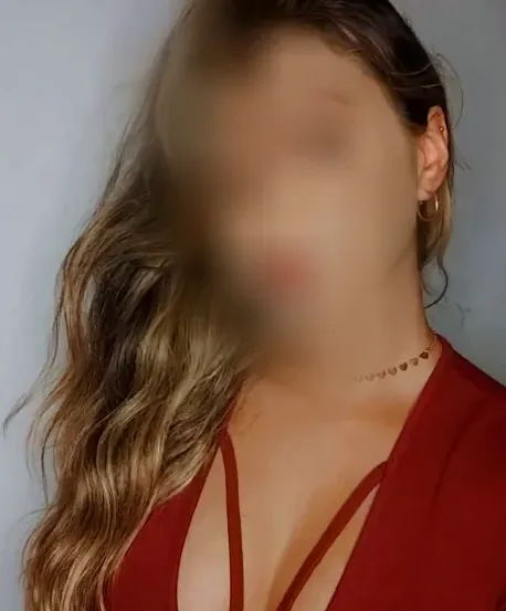 Nathalie, 23